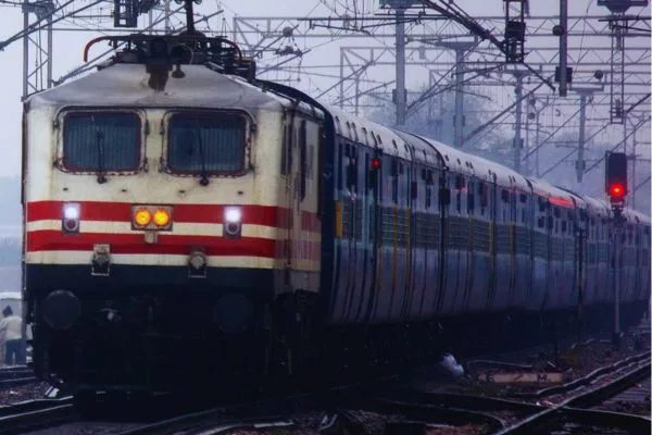 Thane-Vashi Train Services Disrupted During Rush Hour Due to Botched Girder Launch