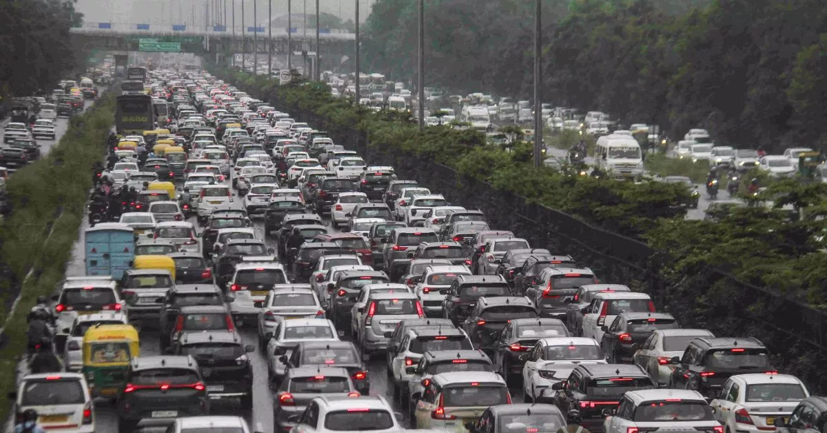 Over 500 students stranded for 12 hours in massive traffic jam on Mumbai-Ahmedabad Highway