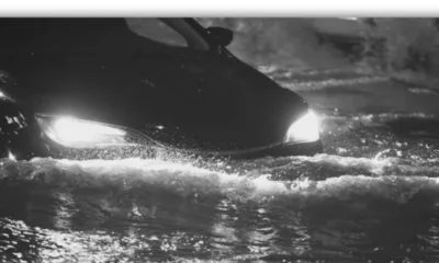 Mumbai: A speeding car plunges into the sea on the coastal road, driver rescued in time.