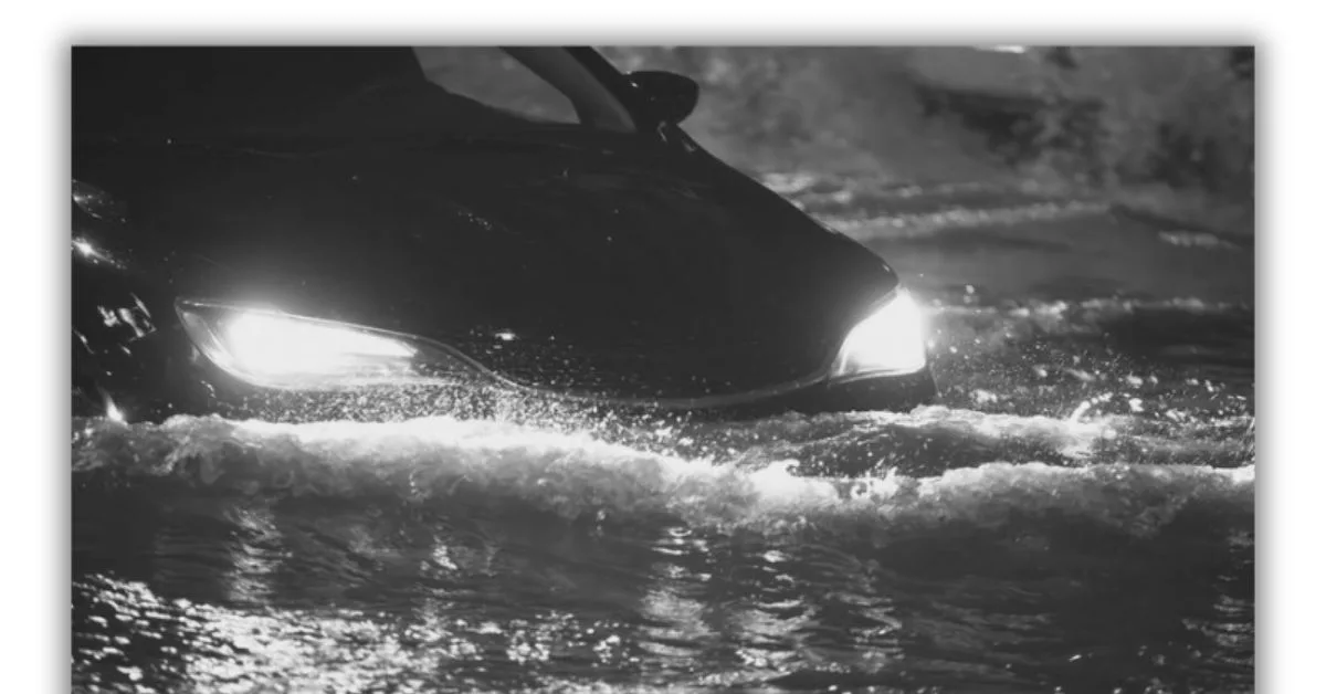 Mumbai: A speeding car plunges into the sea on the coastal road, driver rescued in time.