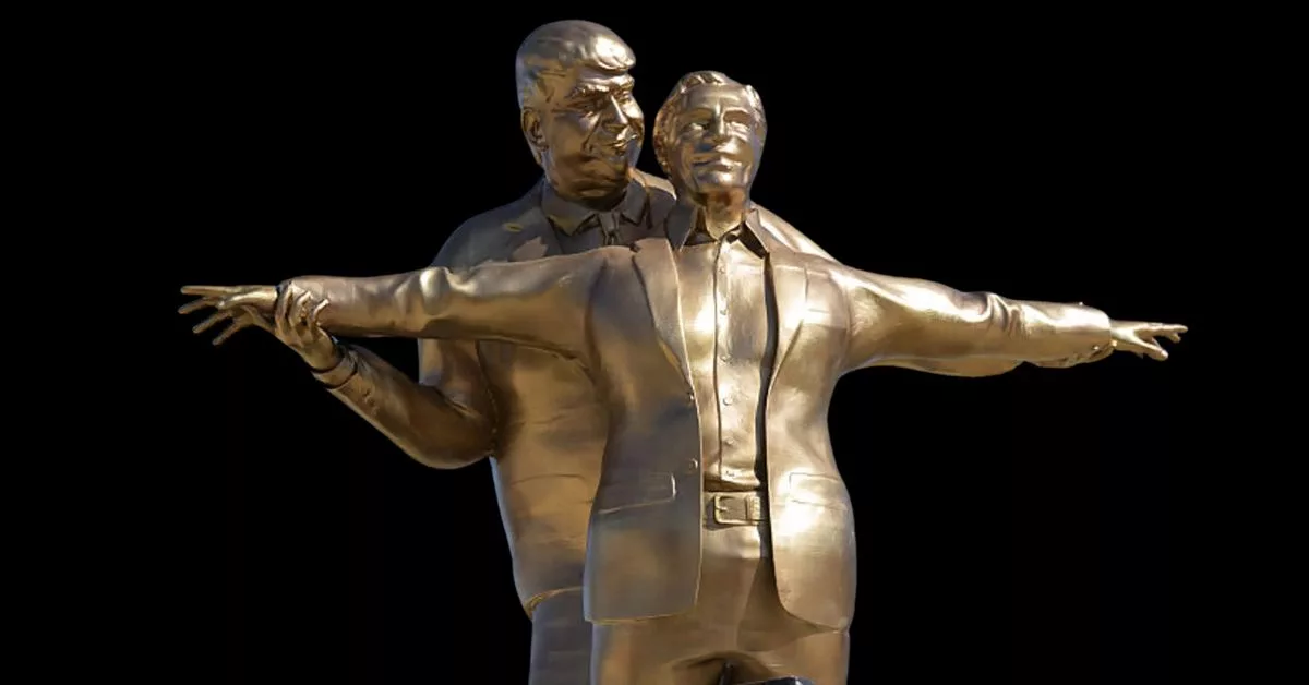 12-Foot Gold Donald Trump – Jeffrey Epstein ‘Titanic Pose’ Statue Appears at National Mall, Ignites Social Media Debate